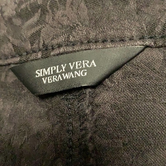 Simply Vera Wang Embossed Black Denim Cropped Jeans. Size 6. EUC. Metal zipper - Picture 6 of 8